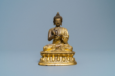 Une figure de Bouddha en bronze dor&eacute;, Chine, 17&egrave;me