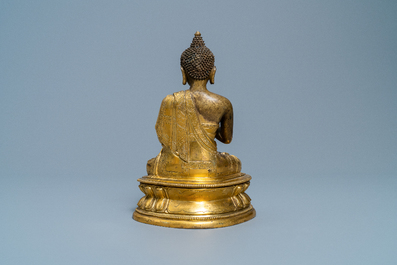 Une figure de Bouddha en bronze dor&eacute;, Chine, 17&egrave;me