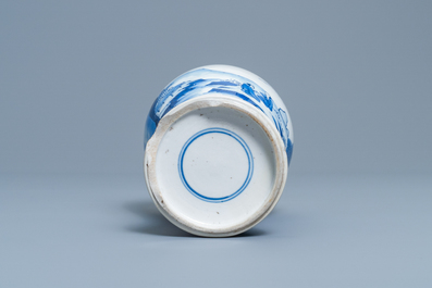 Un vase de forme meiping en porcelaine de Chine en bleu et blanc, Kangxi