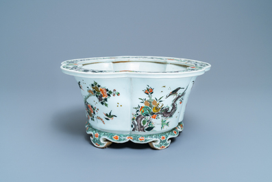 Une jardini&egrave;re imp&eacute;riale en porcelaine de Chine famille verte, marque et &eacute;poque de Kangxi