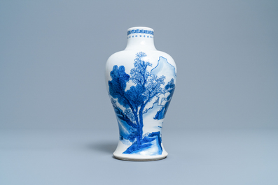 Un vase de forme meiping en porcelaine de Chine en bleu et blanc, Kangxi