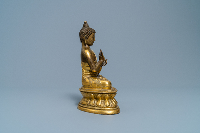 Une figure de Bouddha en bronze dor&eacute;, Chine, 17&egrave;me