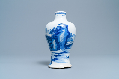 Een Chinese blauw-witte meiping vaas met figuren in een landschap, Kangxi