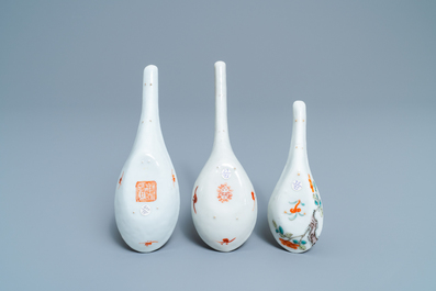 Trois cuill&egrave;res en porcelaine de Chine famille rose, 19/20&egrave;me