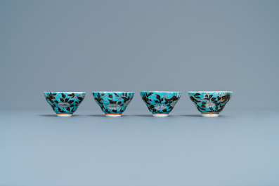 Vier koppen en schotels met Dayazhai-stijl decor van draken op blauwe fond, 19e eeuw