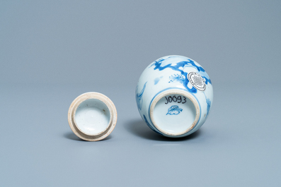 Een Chinese blauw-witte theebus met deksel met spelende jongens, Kangxi