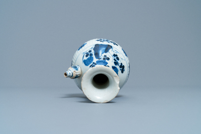 Een Chinese blauw-witte kendi, Kangxi