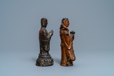 Twee Chinese gelakte en vergulde bronzen figuren, Ming