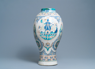 Een grote polychrome aardewerken vaas, Marokko of Tunesi&euml;, ca. 1900