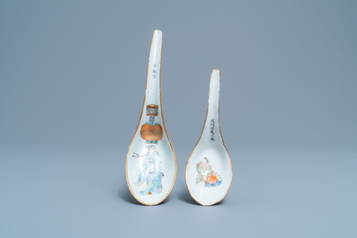 Deux cuill&egrave;res en porcelaine de Chine famille rose &agrave; d&eacute;cor 'Wu Shuang Pu', marque et &eacute;poque de Daoguang