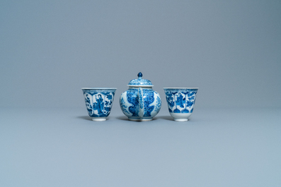 Een Chinese blauw-witte theepot en een paar wijnkoppen, Kangxi