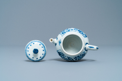 Une th&eacute;i&egrave;re miniature en porcelaine de Chine en bleu et blanc, marque Yu, Kangxi