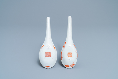 Deux cuill&egrave;res en porcelaine de Chine famille rose &agrave; fond bleu et vert citron, marque et &eacute;poque de Tongzhi
