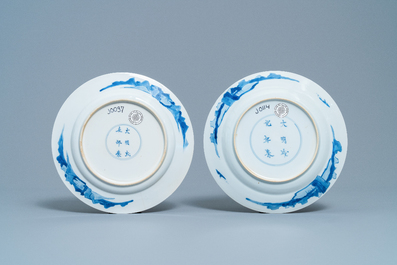 Trois assiettes en porcelaine de Chine en bleu et blanc, marques de Chenghua, Kangxi