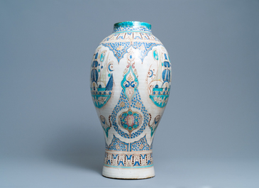 Een grote polychrome aardewerken vaas, Marokko of Tunesi&euml;, ca. 1900