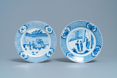 Trois assiettes en porcelaine de Chine en bleu et blanc, marques de Chenghua, Kangxi