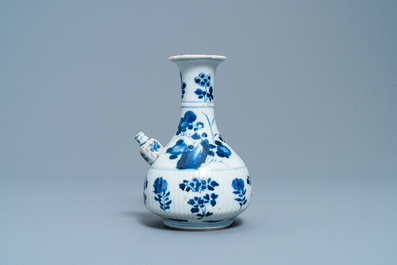 Un kendi en porcelaine de Chine en bleu et blanc &agrave; d&eacute;cor de grues, Kangxi