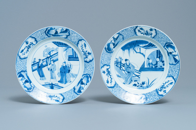 Deux assiettes en porcelaine de Chine en bleu et blanc &agrave; d&eacute;cor de 'La romance de la chambre de l'ouest', Kangxi