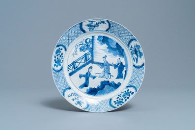 Trois assiettes en porcelaine de Chine en bleu et blanc, marques de Chenghua, Kangxi