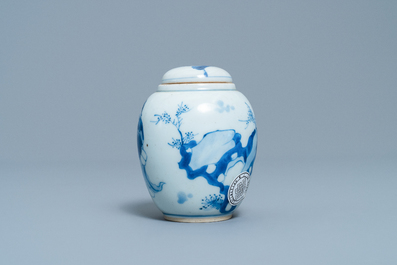 Een Chinese blauw-witte theebus met deksel met spelende jongens, Kangxi