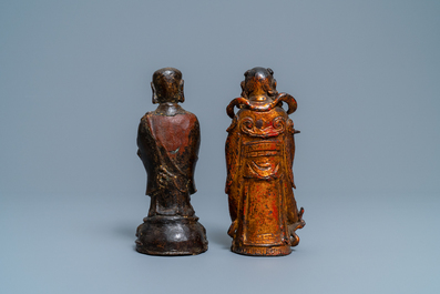 Twee Chinese gelakte en vergulde bronzen figuren, Ming