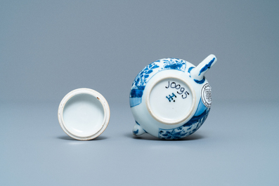 Een Chinese blauw-witte miniatuur theepot met deksel, Yu merk, Kangxi