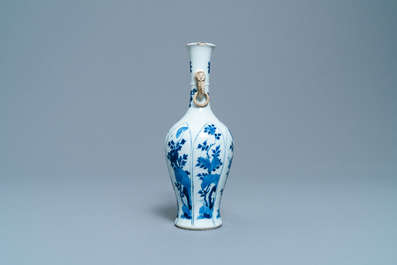 Een Chinese blauw-witte vaas met olifantenoren, Chenghua merk, Kangxi