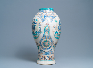 Un grand vase en c&eacute;ramique polychrome, Maroc ou Tun&eacute;sie, vers 1900