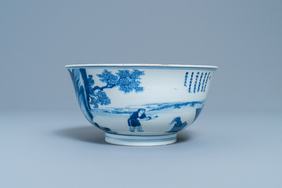 Un bol imp&eacute;rial en porcelaine de Chine en bleu et blanc &agrave; d&eacute;cor de la riziculture, marque et &eacute;poque de Kangxi