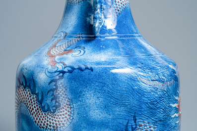 Un grand vase en porcelaine de Chine en bleu, blanc et rouge de cuivre, Jiaqing