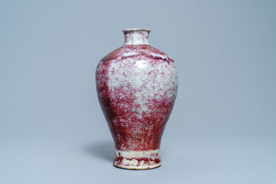 Un vase de forme meiping de type junyao, Yuan ou Ming