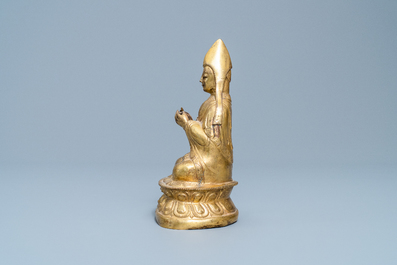 Une figure d'un Lama en bronze dor&eacute;, Sino-Tibet, Ming