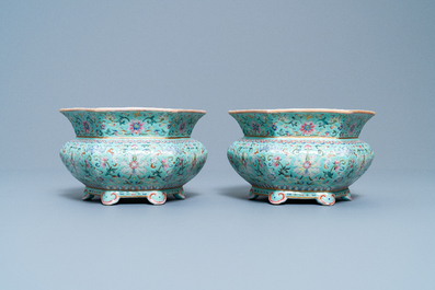 Une paire de jardini&egrave;res sur supports en porcelaine de Chine famille rose, marque de Qianlong, Jiaqing