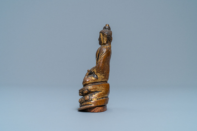 Een Sino-Tibetaanse verguld bronzen figuur van Boeddha Shakyamuni, Ming