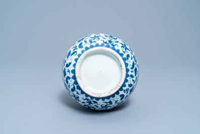 Un vase de forme bouteille en porcelaine de Chine en bleu et blanc, &eacute;poque Transition