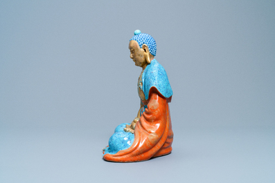 Trois figures de Bodhisattva en porcelaine de Chine dor&eacute; et polychrome, Qianlong/Jiaqing