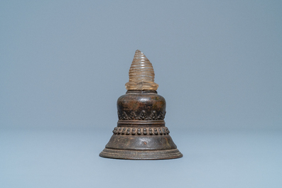 Un stupa en bronze au yasti en cristal de roche, Tibet, 18&egrave;me