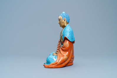 Trois figures de Bodhisattva en porcelaine de Chine dor&eacute; et polychrome, Qianlong/Jiaqing