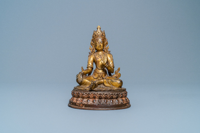 Een verguld bronzen figuur van de Witte Tara, Nepal, 16e eeuw