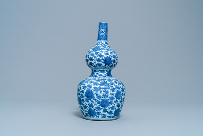 Un vase de forme double gourde en porcelaine de Chine en bleu et blanc, Wanli