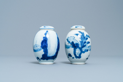 A pair of Chinese blue and white covered tea caddies, Kangxi