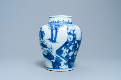 Un vase en porcelaine de Chine en bleu et blanc &agrave; d&eacute;cor de figures, Kangxi