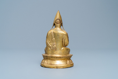 Een Sino-Tibetaanse verguld bronzen figuur van een Lama, Ming