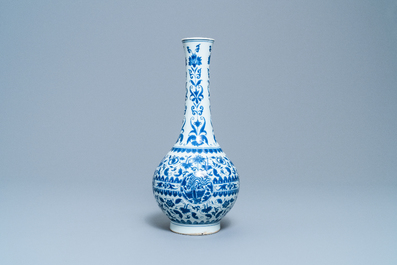 Un vase de forme bouteille en porcelaine de Chine en bleu et blanc, &eacute;poque Transition