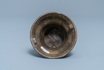 Un stupa en bronze au yasti en cristal de roche, Tibet, 18&egrave;me