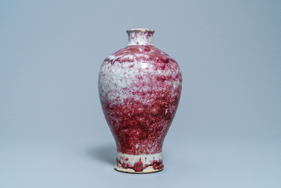 Un vase de forme meiping de type junyao, Yuan ou Ming