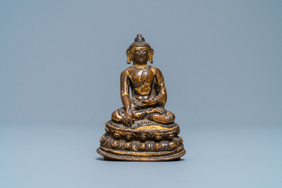 Une figure du Bouddha Shakyamuni en bronze dor&eacute;, Sino-Tibet, Ming