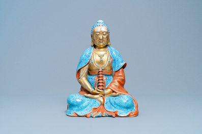 Trois figures de Bodhisattva en porcelaine de Chine dor&eacute; et polychrome, Qianlong/Jiaqing