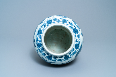 Un vase en porcelaine de Chine en bleu et blanc &agrave; d&eacute;cor de bateaux dans un paysage montagneux, Ming