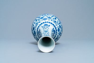 Un vase de forme bouteille en porcelaine de Chine en bleu et blanc, &eacute;poque Transition